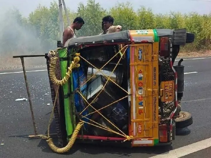 హైవేపై ఆటో బోల్తా.. పలువురికి గాయాలు