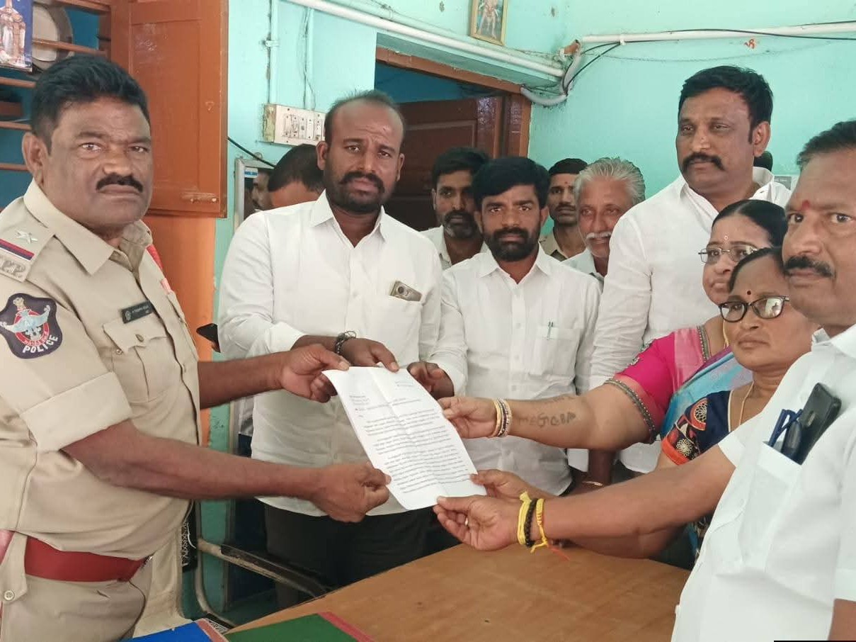 రాధాకృష్ణకు వ్యతిరేకంగా వైసీపీ నినాదాలు