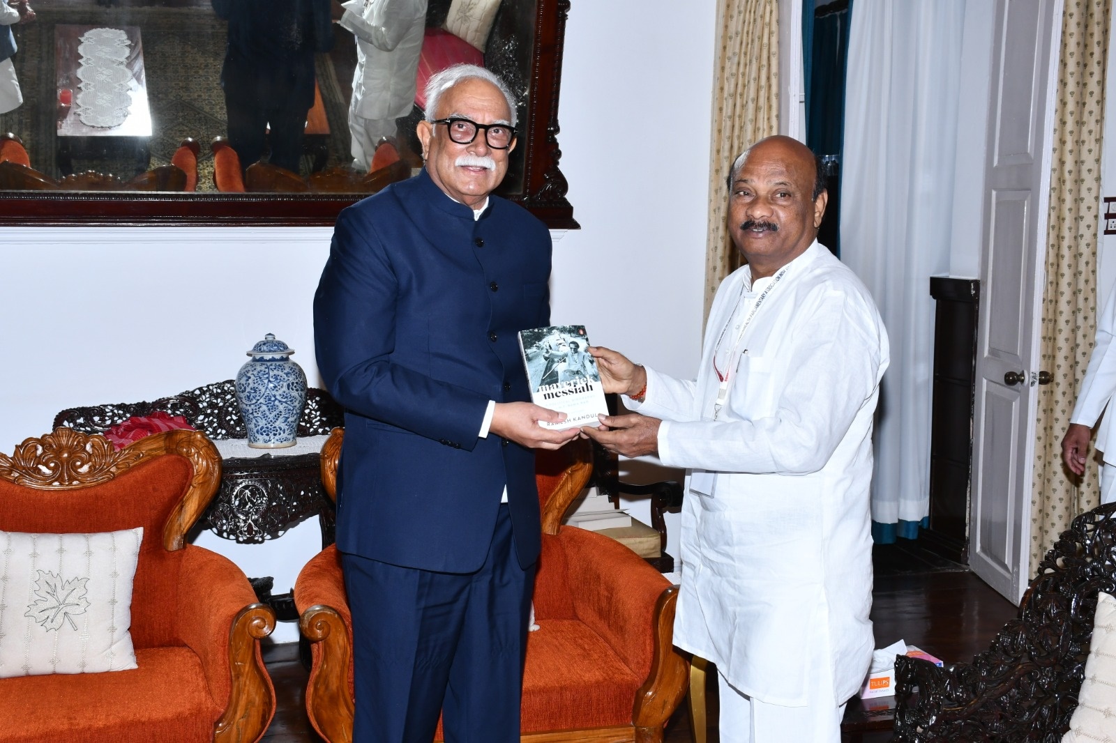 గోవా గవర్నర్‌కు పుస్తకాన్ని బహూకరించిన అయ్యన్న