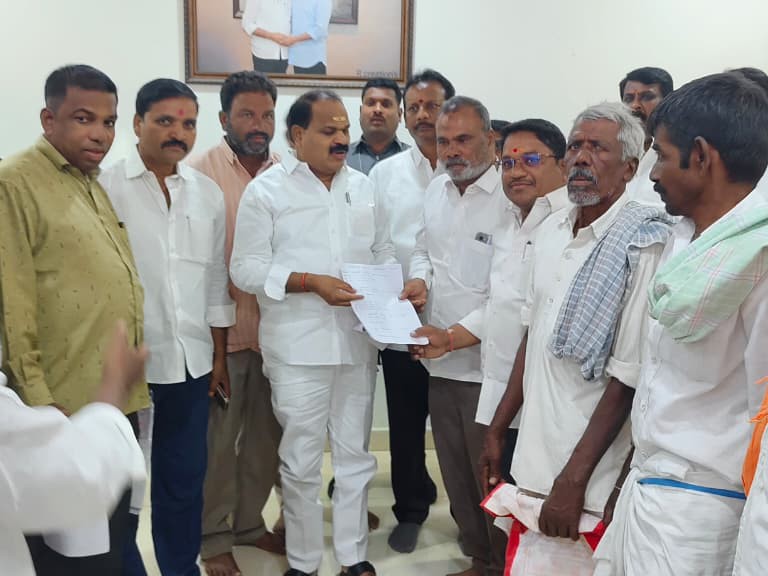 పెన్షన్లు అందించాలని ఎమ్మెల్యేకు వినతి పత్రం