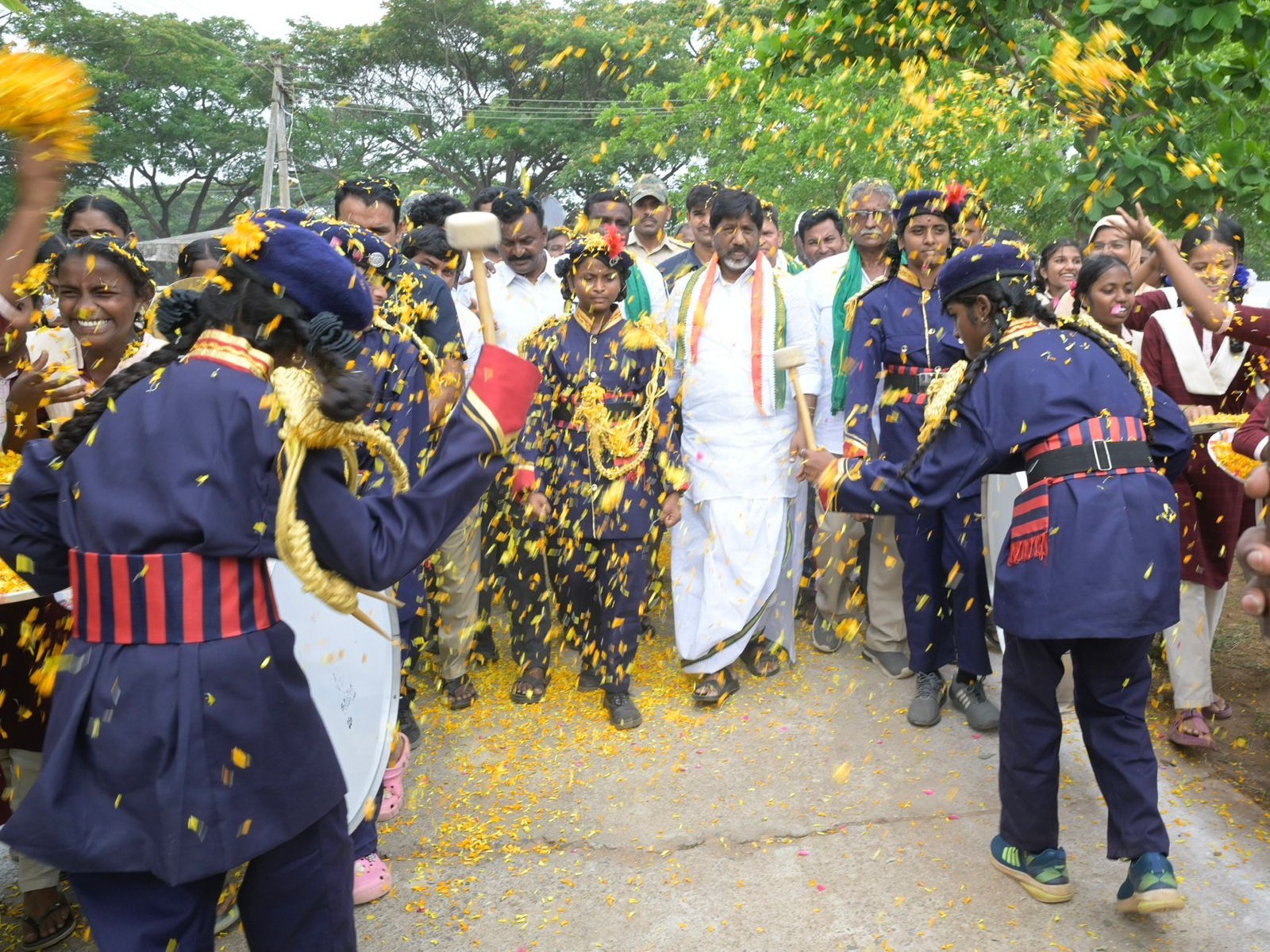 విద్యార్థినులకు సైకిళ్లు పంపిణీ