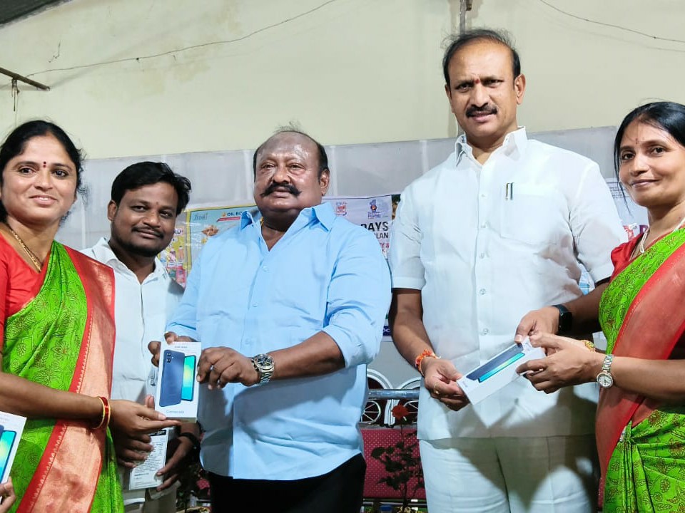 అంగన్వాడీ  టీచర్లకు  స్మార్ట్ ఫోన్ల పంపిణీ