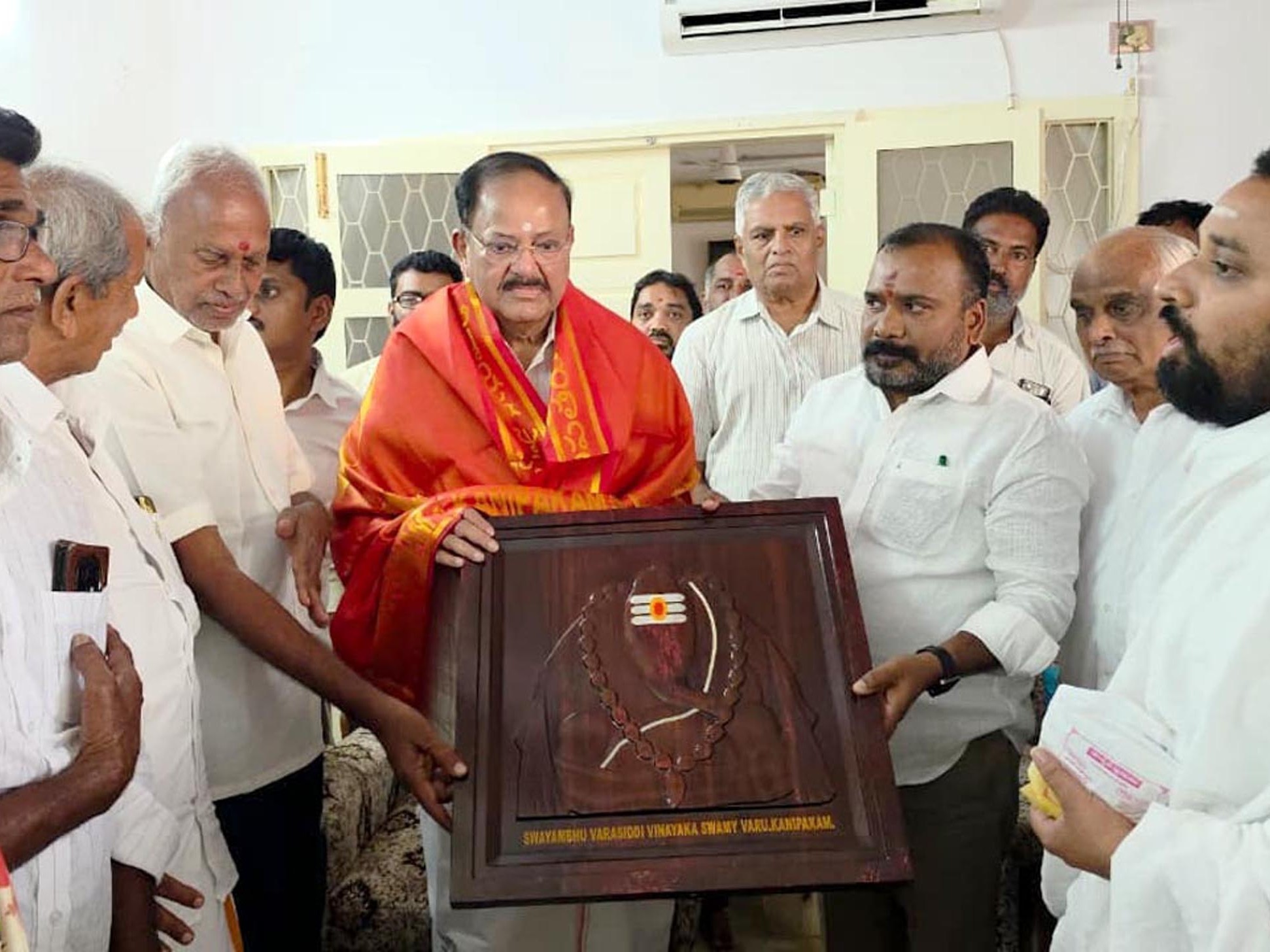 వెంకయ్యనాయుడుకు కాణిపాకం ప్రసాదాలు అందజేత