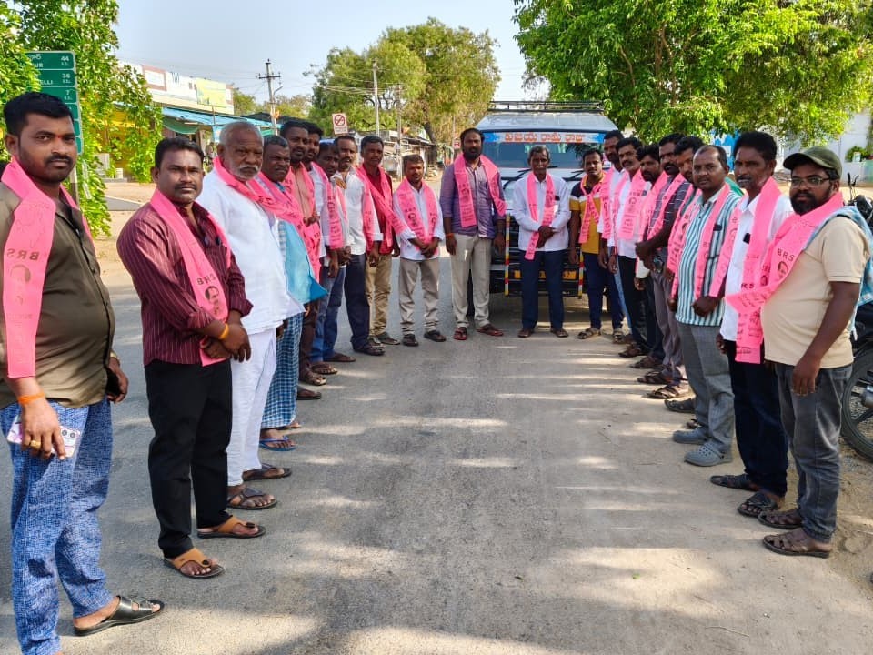 బహిరంగ సభకు బయలుదేరిన బీఆర్ఎస్ పార్టీ నాయకులు