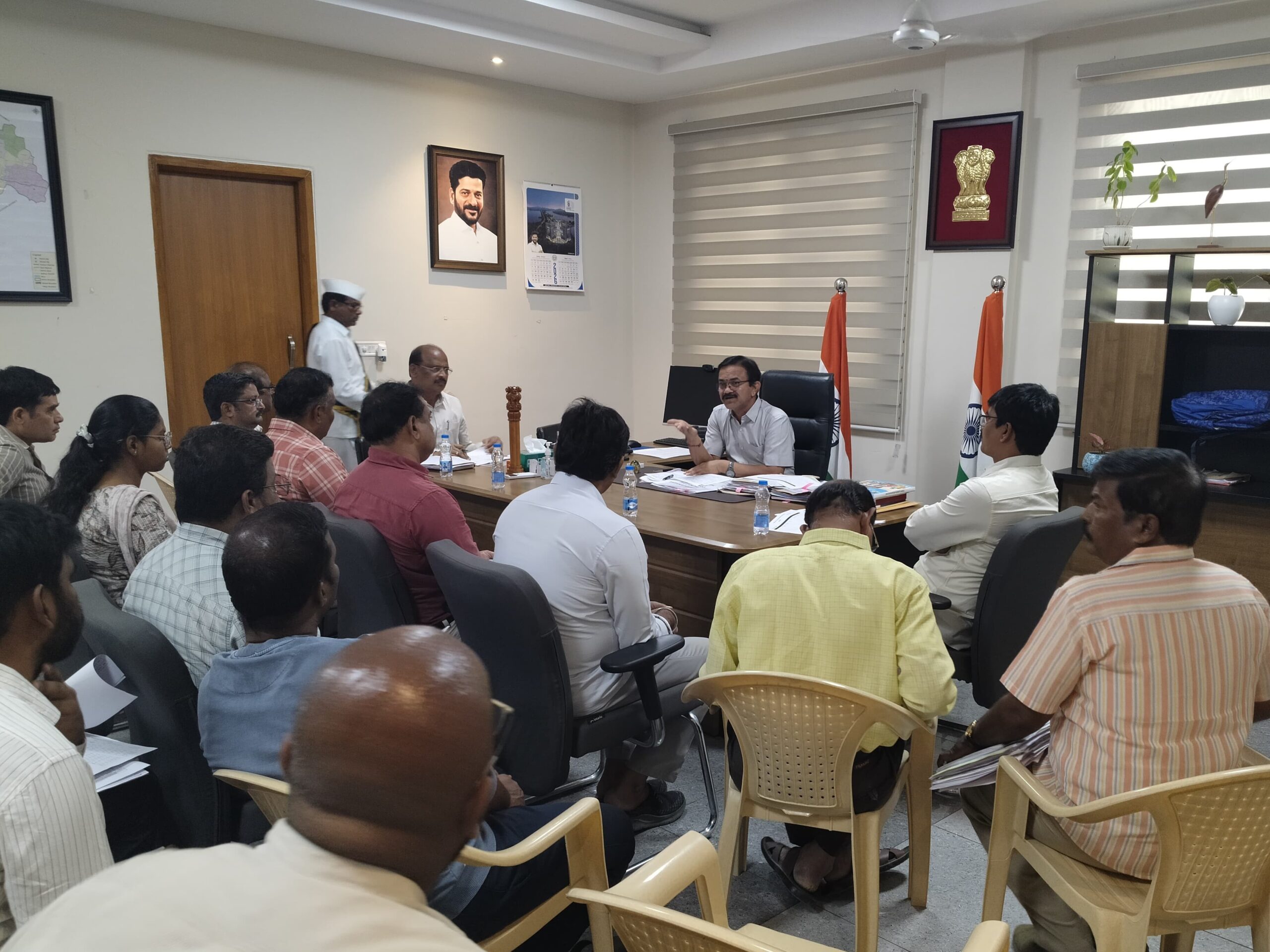 ఇందిరమ్మ ఇళ్ల నిర్మాణంపై అదనపు కలెక్టర్ సమీక్ష