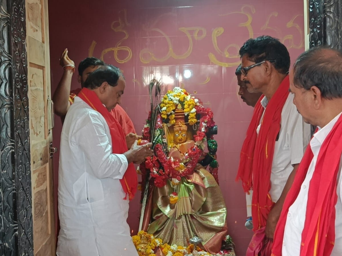 విగ్రహ ప్రతిష్టాపనలో పాల్గొన్న మాజీ మంత్రి