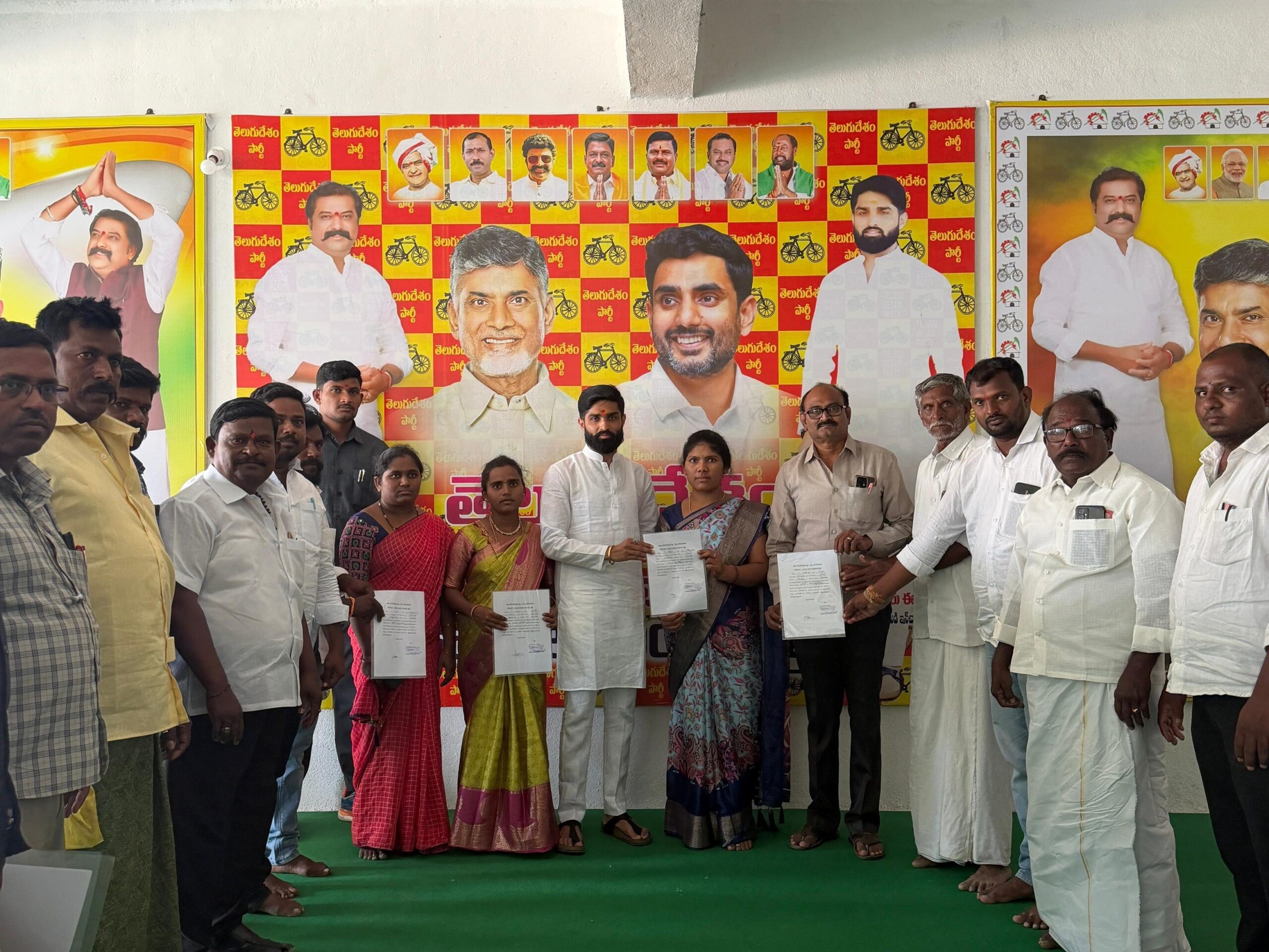 పీఎం అజయ్ పథకం కింద లోన్ పత్రాలు పంపిణీ