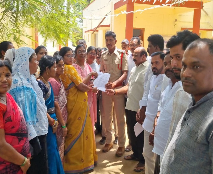 రాధాకృష్ణపై చర్యలు తీసుకోండి: వైసీపీ నేతలు