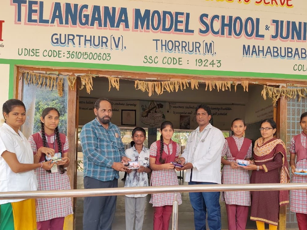 ఉచితంగా విద్యార్థులకు కంటి అద్దాలు పంపిణీ