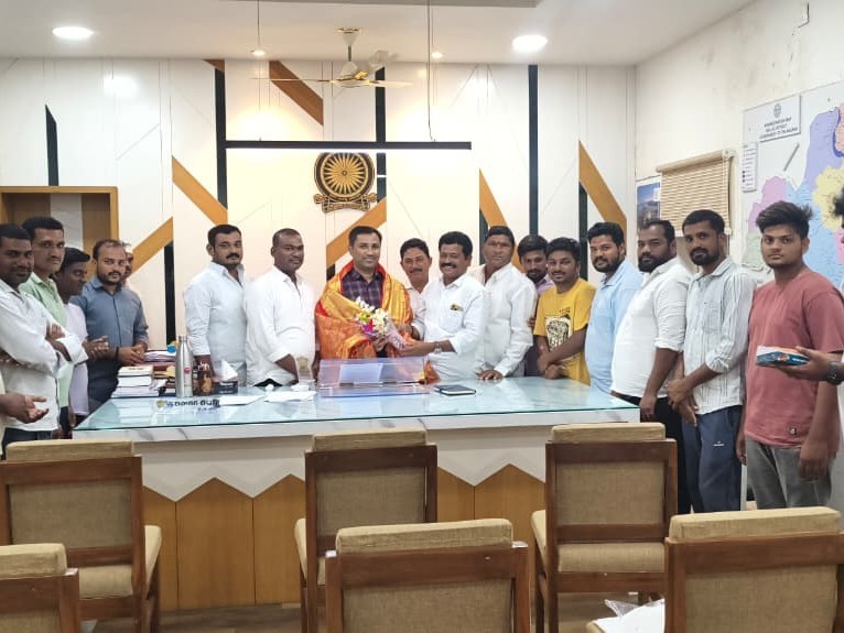 కలెక్టర్‌ను కలిసిన గ్రంథాలయ ఛైర్మన్