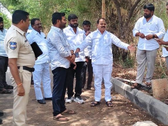 పాలిటెక్నిక్ కళాశాల స్థలాన్ని పరిశీలించిన ఎమ్మెల్యే