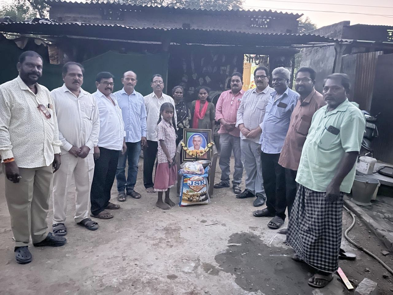 స్నేహితుడి కుటుంబానికి అండగా నిలిచిన మిత్రులు