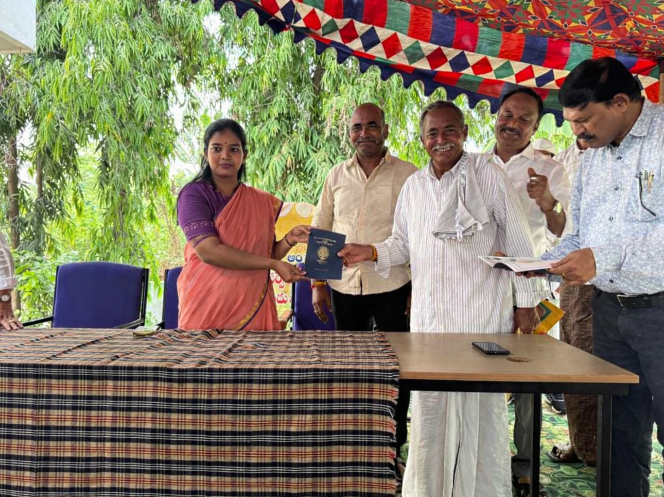 పట్టాదార్ పుస్తకాలు పంపిణీ చేసిన జాయింట్ కలెక్టర్