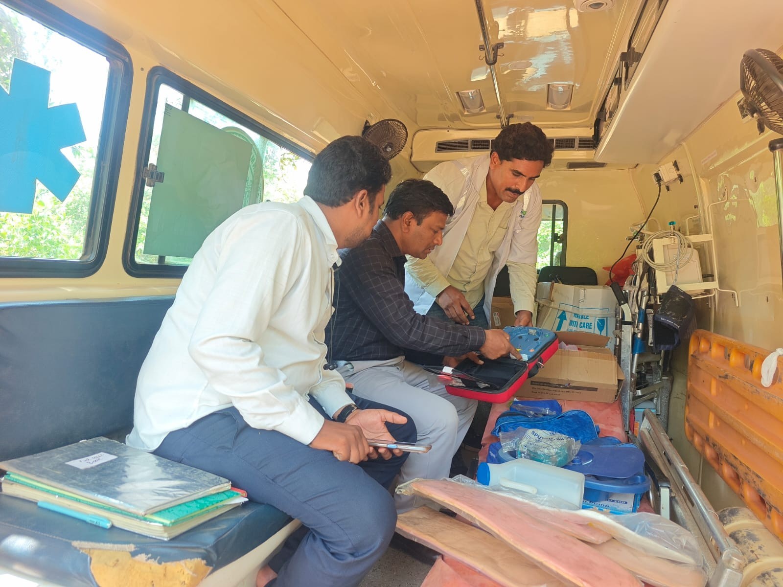 అంబులెన్స్‌పై ఆకస్మిక తనిఖీ చేసిన ఆడిటర్లు