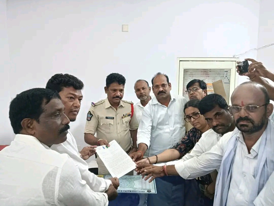 రాధాకృష్ణపై ఫిర్యాదు చేసిన మాజీ మంత్రి