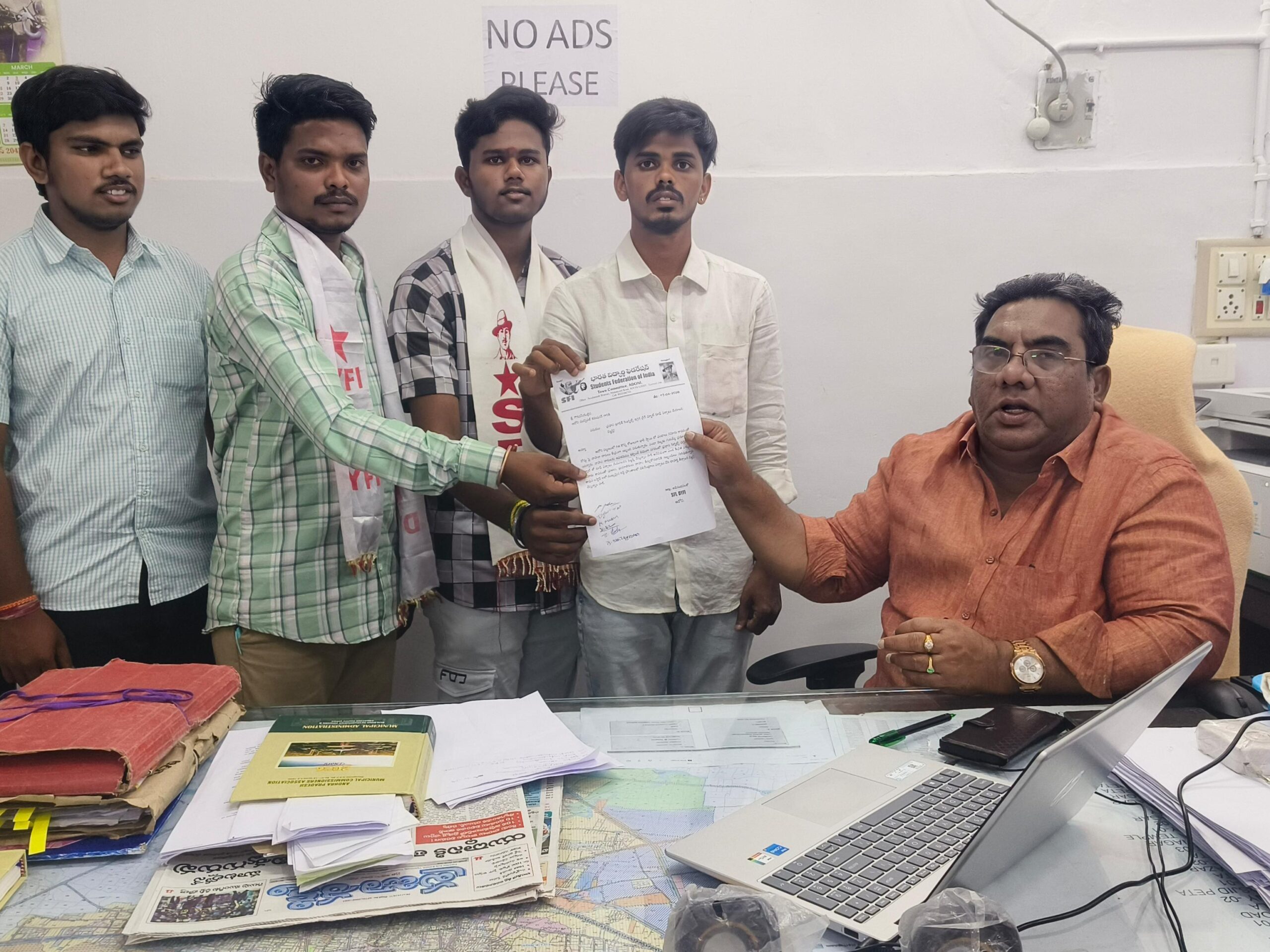 సిగ్నల్స్ వద్ద గ్రీన్ మ్యాట్ ఏర్పాటు డిమాండ్