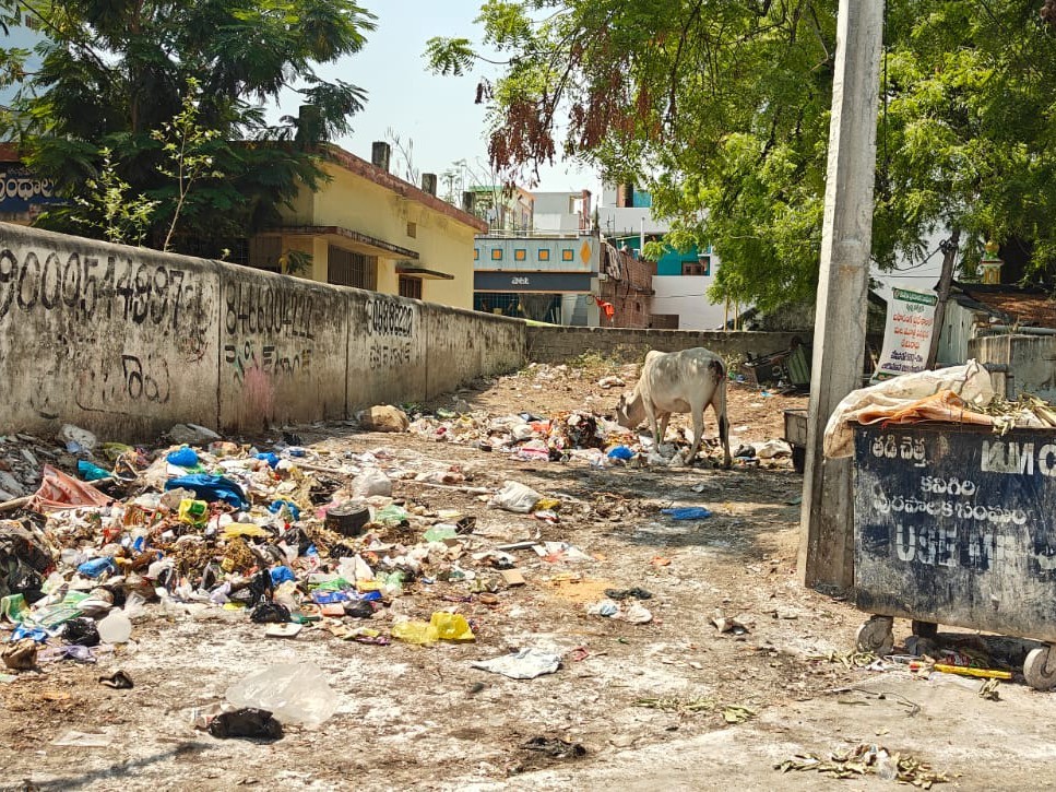 మురికి కూపంలా ప్రభుత్వ గ్రంథాలయం పరిసరాలు