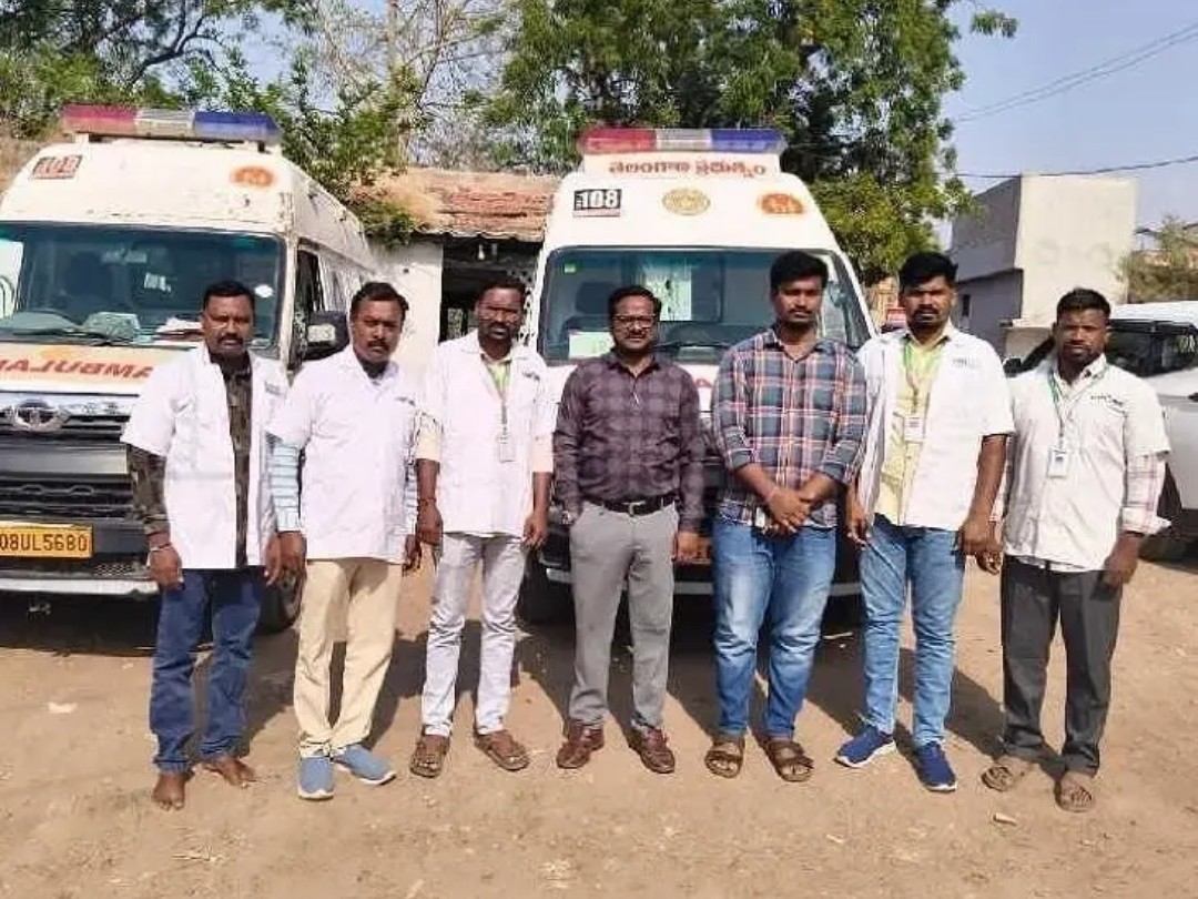 అంబులెన్సులను తనిఖీ చేసిన ప్రోగ్రాం మేనేజర్