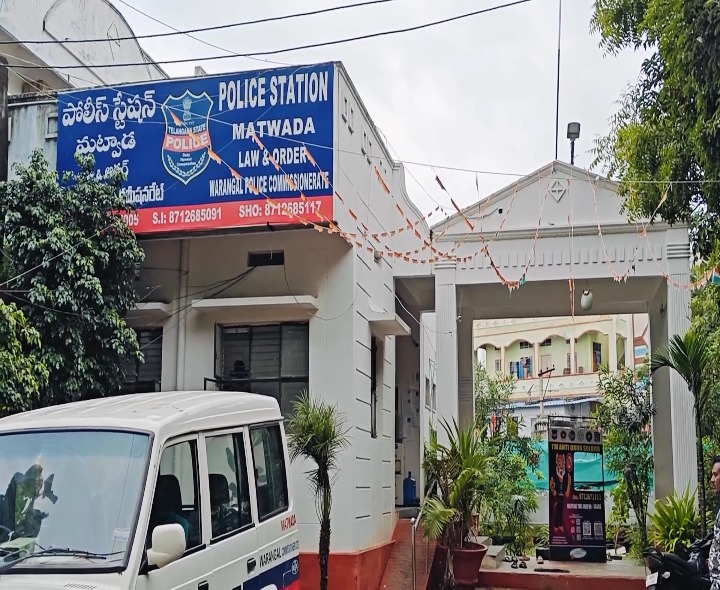 మద్యం మత్తులో హల్చల్.. పోలీసులపై దాడి