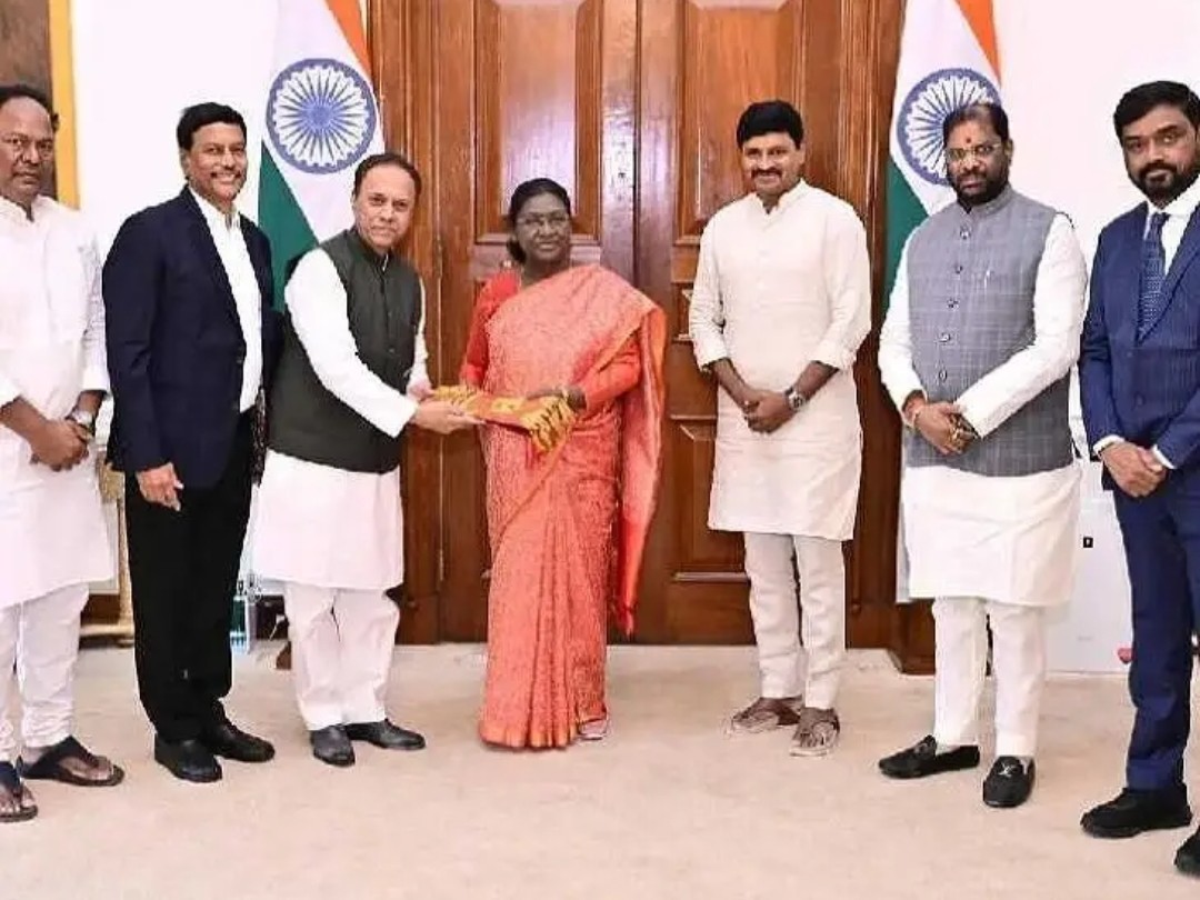 రాష్ట్రపతికి గ్రీన్ చాలెంజ్ ఇంటియాటివ్స్ పుస్తకం అందజేత