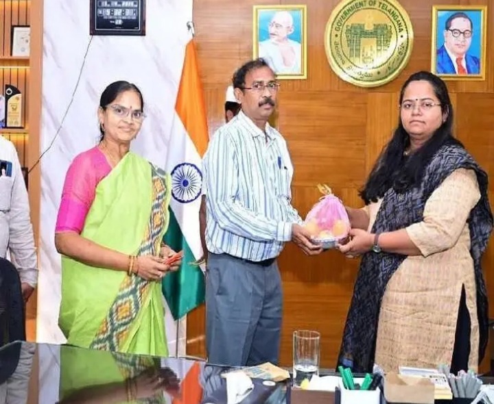 కలెక్టర్ కు భద్రాచలం తలంబ్రాలు అందజేత