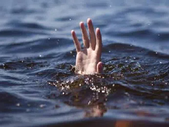 సరదాగా ఈతకు వెళ్లి విద్యార్థి మృతి