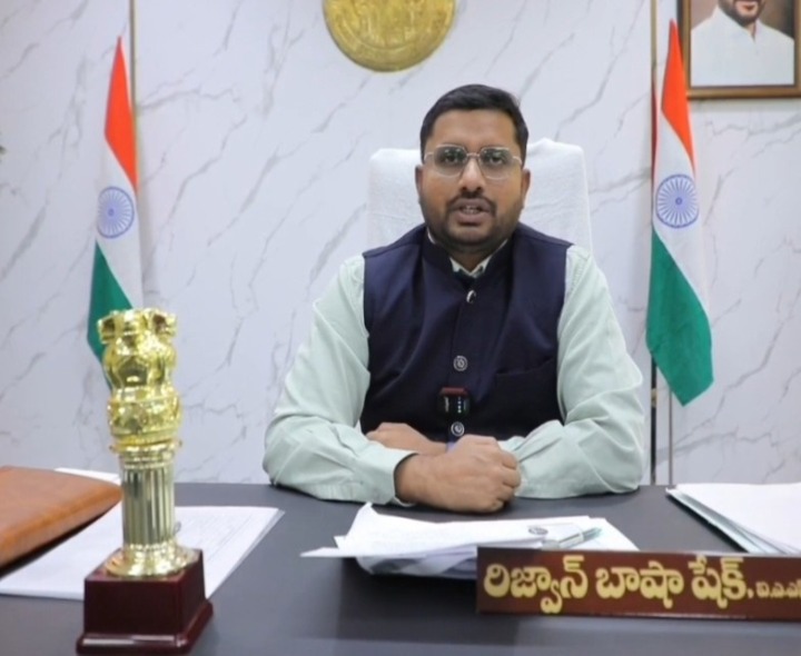 ఏసీబీకి చిక్కిన అవుట్‌సోర్సింగ్ కార్యదర్శిపై వేటు: కలెక్టర్