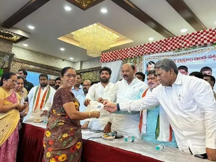 లబ్ధిదారులకు ఇళ్ల పట్టాలు పంపిణీ చేసిన ఎమ్మెల్యే