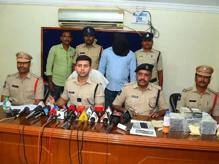 నకిలీ కరెన్సీ మోసాలతో జాగ్రత్త: ఎస్పీ శరత్ చంద్ర