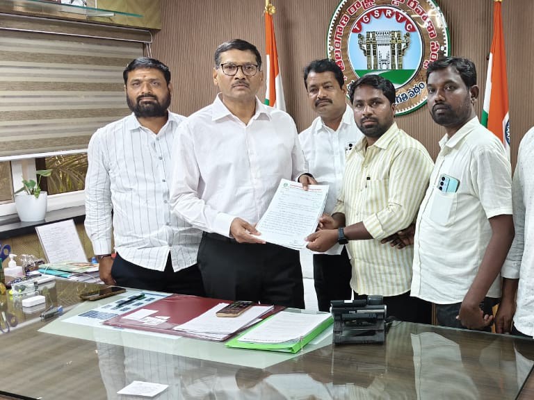 శాశ్వత బస్సు స్టేజీని ఏర్పాటు చేయాలని వినతి