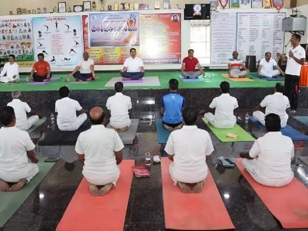 ప్రతి ఒక్కరూ యోగాను అలవాటు చేసుకోవాలి: కలెక్టర్