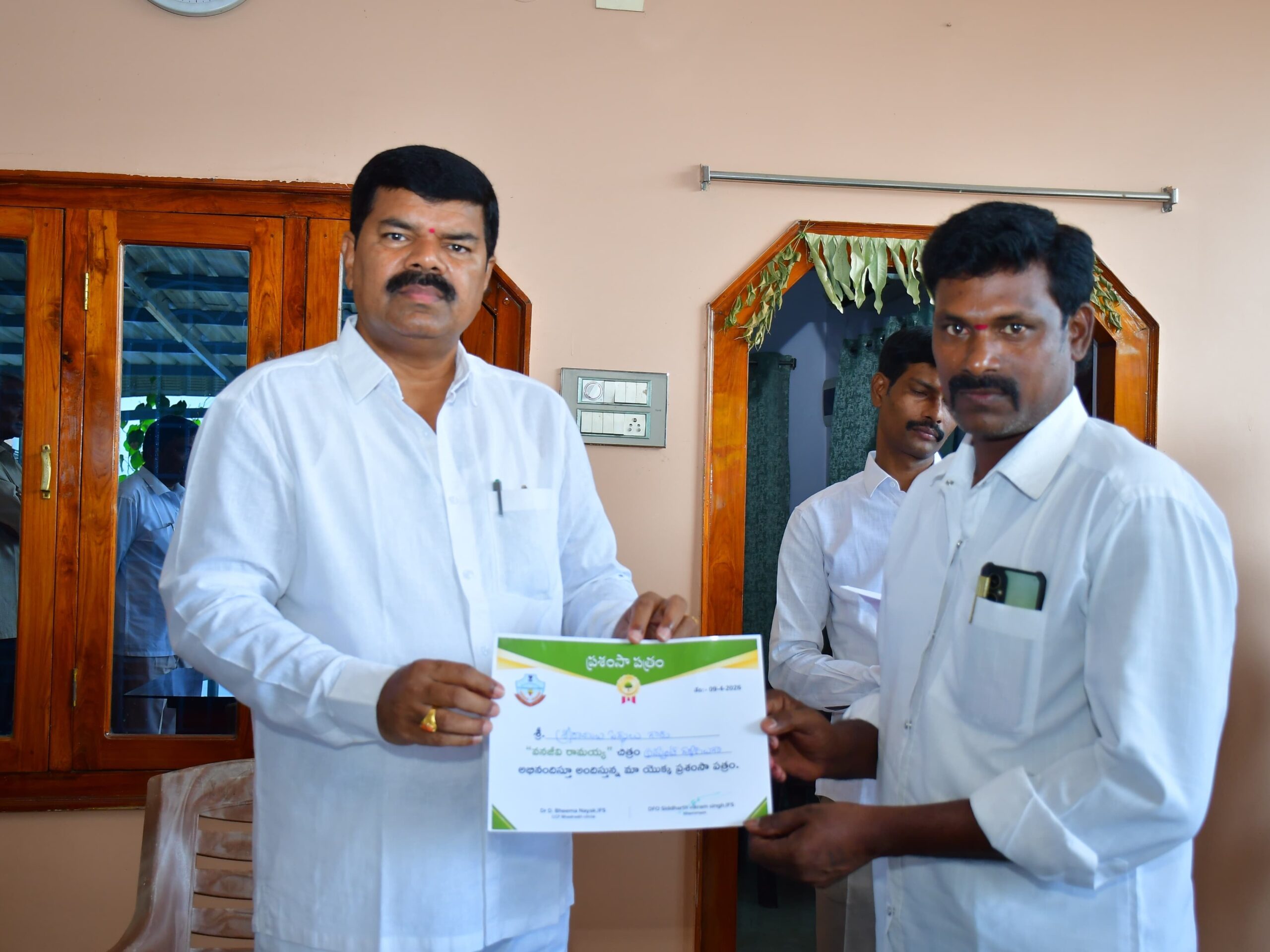 వనజీవి రామయ్య చిత్ర బృందాన్ని అభినందించిన ఎమ్మెల్యే