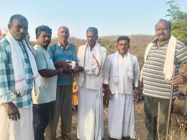 ఉపాధి హామీ కూలీలకు ఓఆర్ఎస్ ప్యాకెట్ల వితరణ