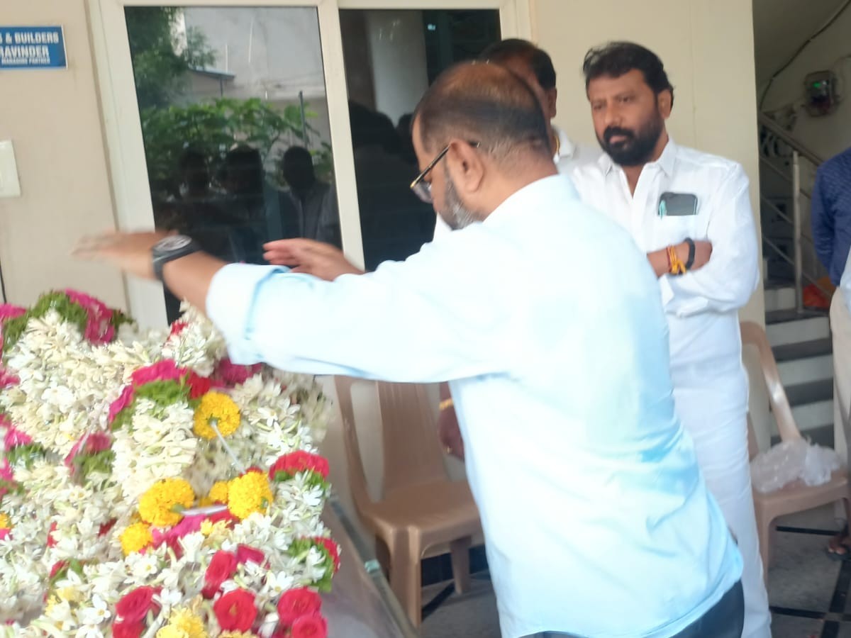 మాజీ కార్పొరేటర్ తల్లి మృతి.. ఎమ్మెల్యే నివాళి