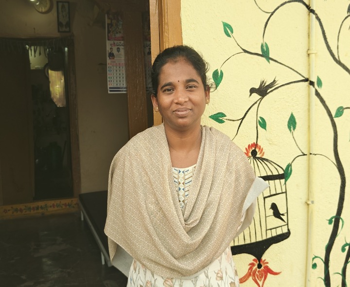 చెల్లెళ్ల కోసం ‘అమ్మ’గా మారిన అక్క!.