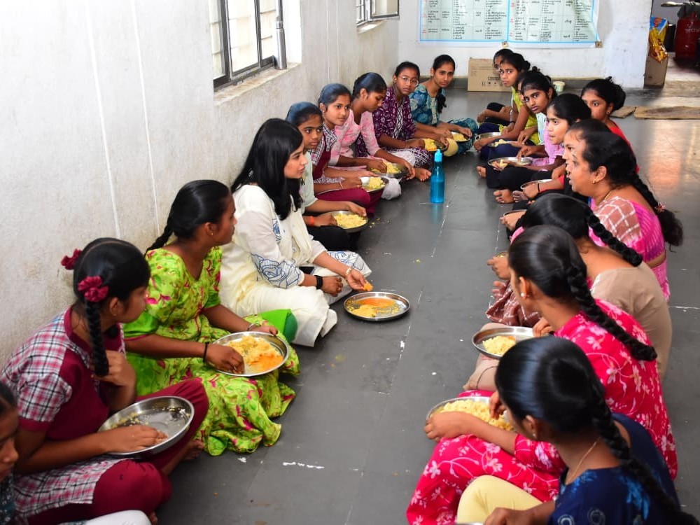 కస్తూర్బా గాంధీ బాలికల విద్యాలయాన్ని తనిఖీ చేసిన కలెక్టర్