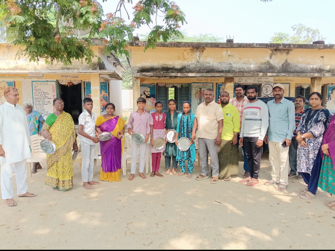 అమ్మ జ్ఞాపకార్ధం విద్యార్థులకు ప్లేట్ల పంపిణీ