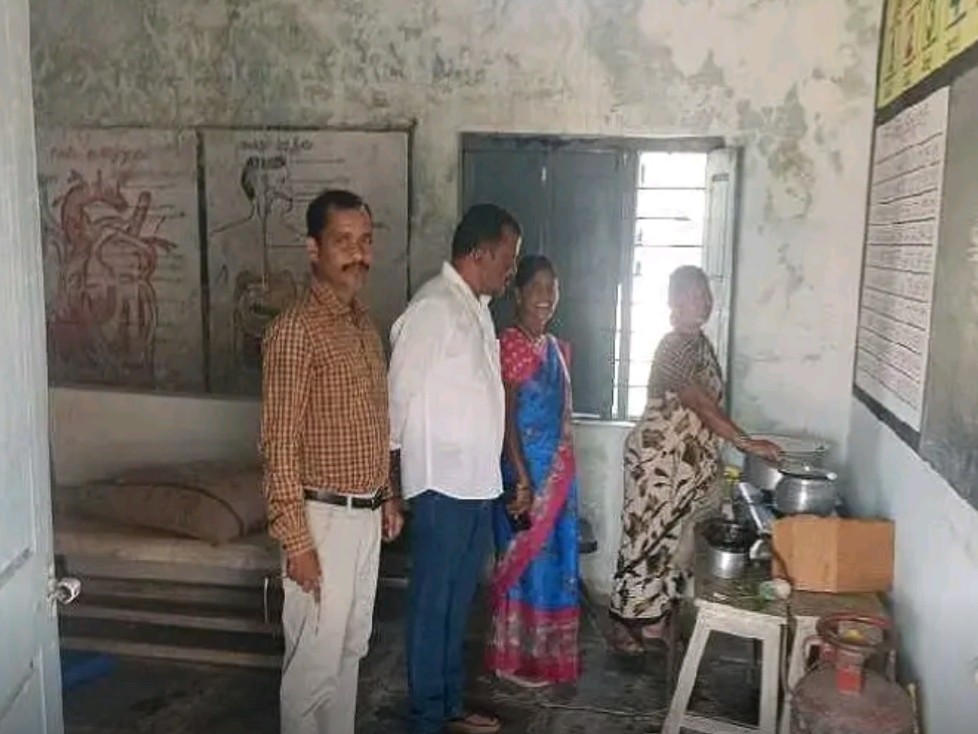 కొత్తకోట పాఠశాల మధ్యాహ్న భోజనం తనిఖీ