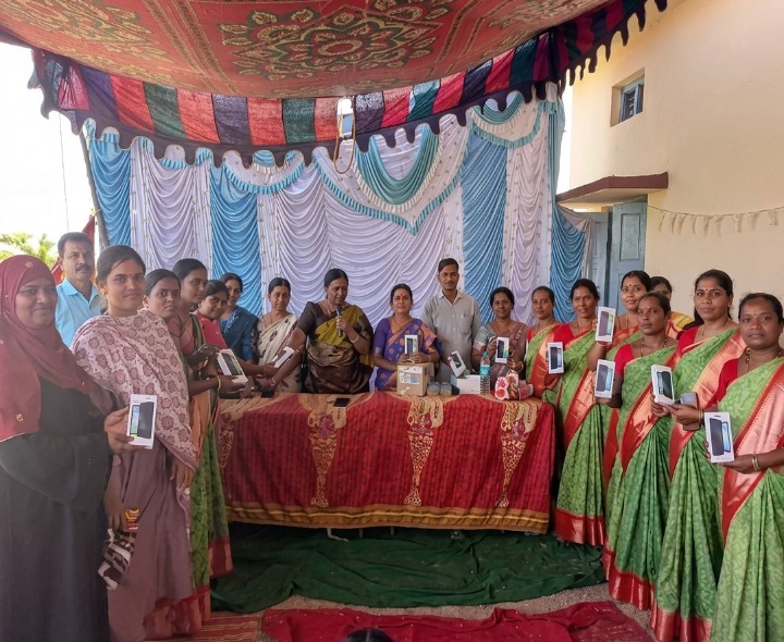 అంగన్వాడీ టీచర్లకు స్మార్ట్ ఫోన్లు పంపిణీ