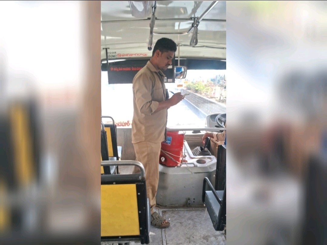 ప్రయాణికుల దాహార్తి తీరుస్తున్న ఆర్టీసీ కండక్టర్