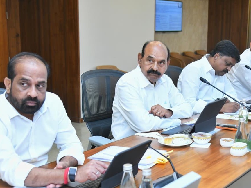 క్యాబినెట్ సమావేశంలో పాల్గొన్న జిల్లా మంత్రులు