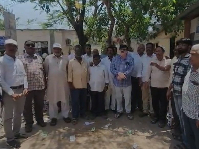 వెల్నెస్ సెంటర్ ఎదుట రిటైర్డ్ ఉద్యోగుల ధర్నా