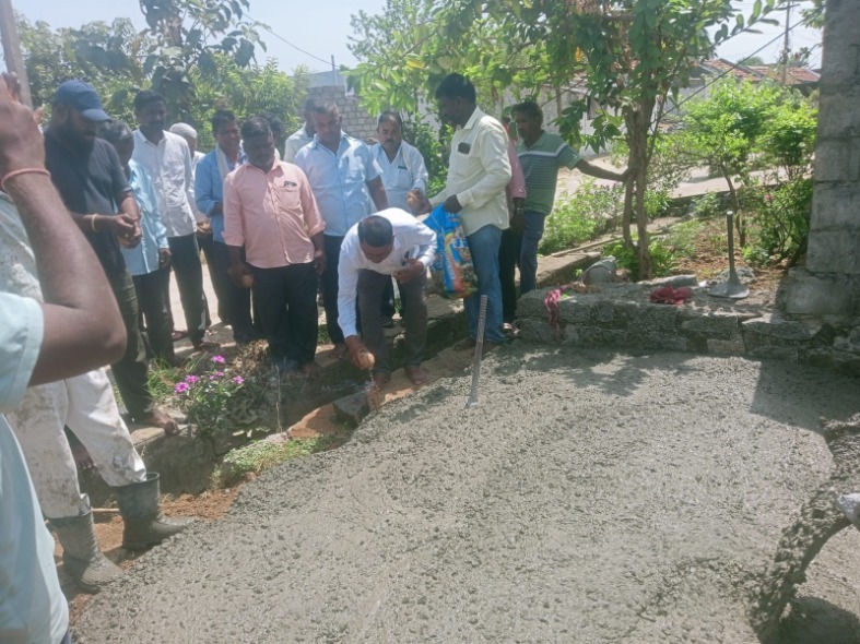 సీసీ రోడ్ల నిర్మాణం ప్రారంభం