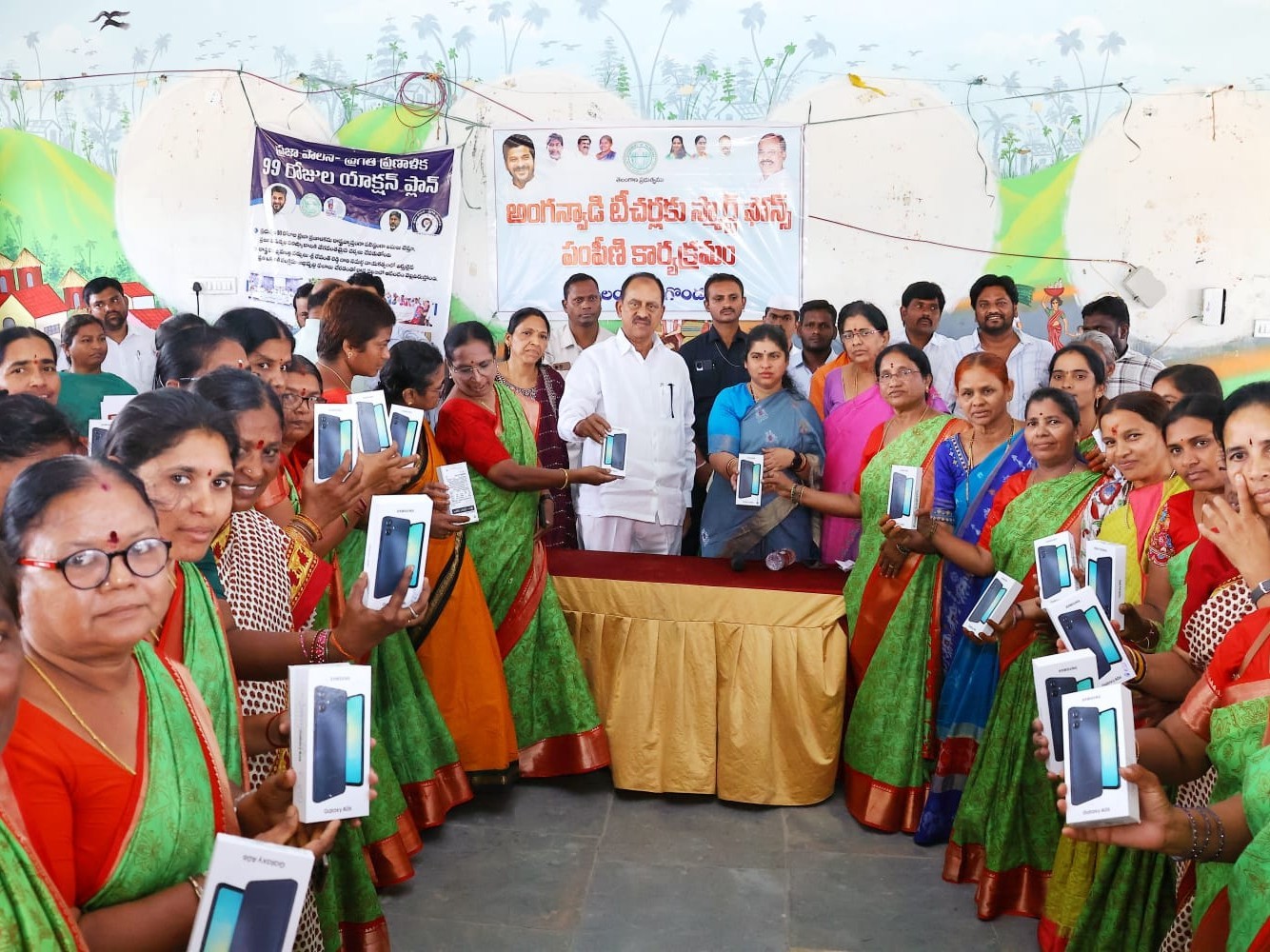 స్మార్ట్ ఫోన్లు పంపిణీ చేసిన ఎమ్మెల్యే, కలెక్టర్