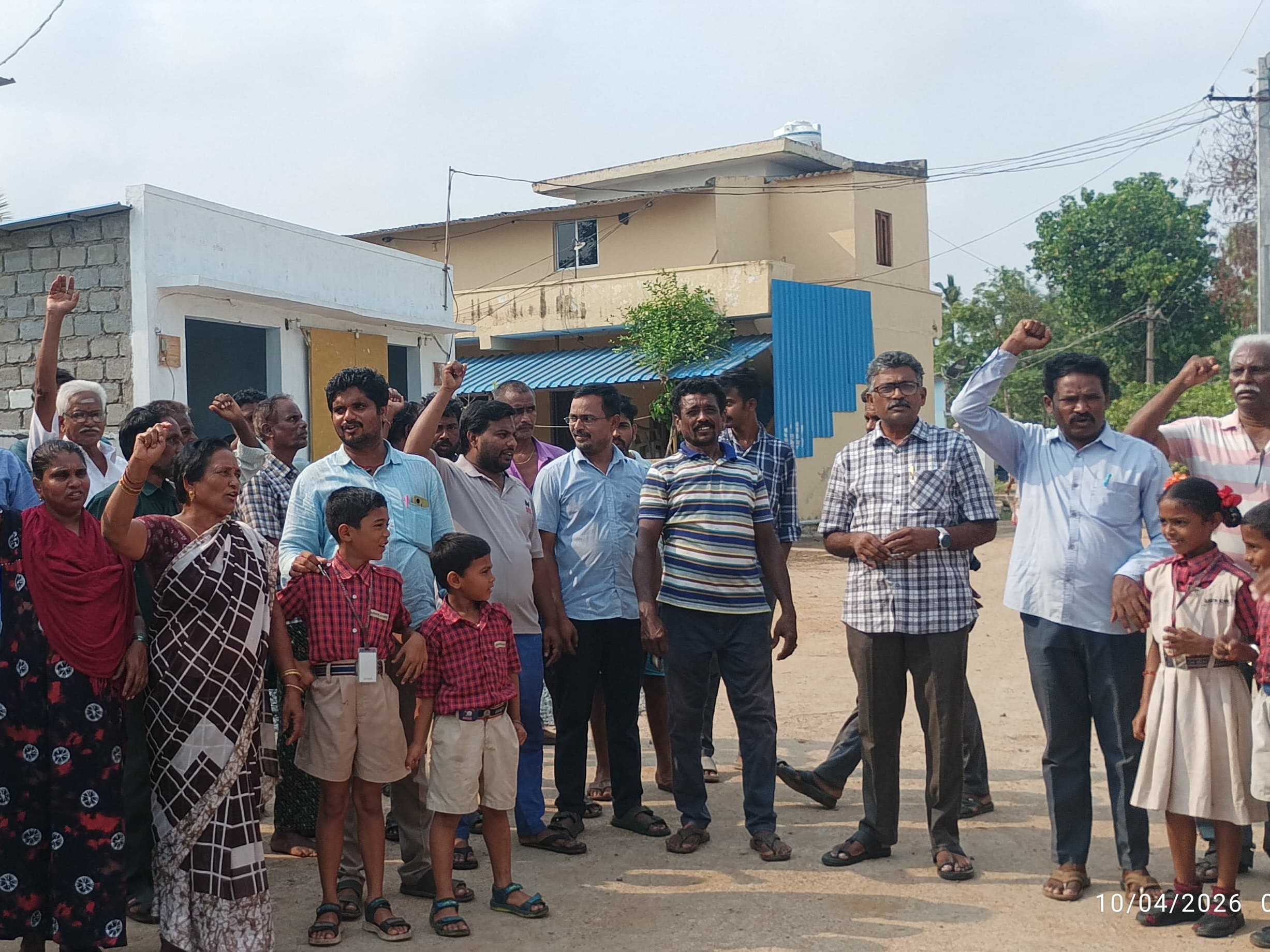 గ్రామాన్ని తరలించాలని డిమాండ్