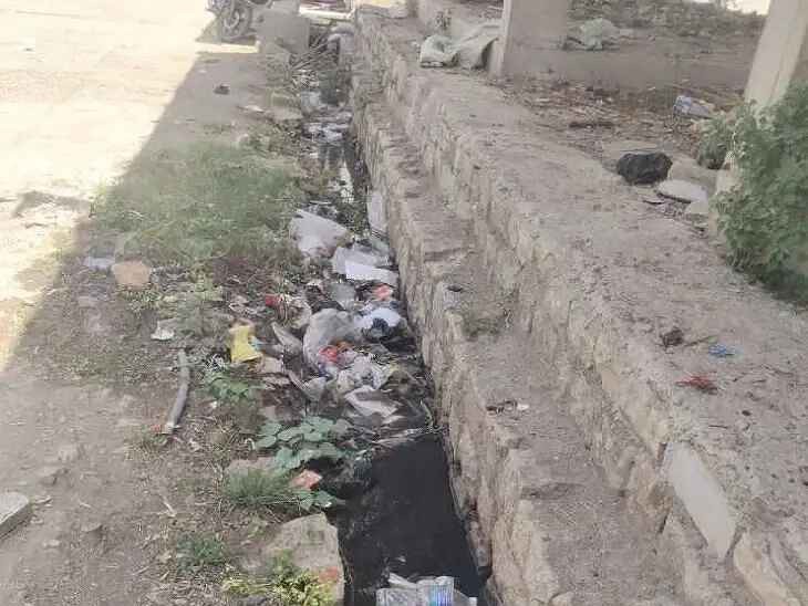 మురికి కాలువతో గ్రామస్తుల పాట్లు