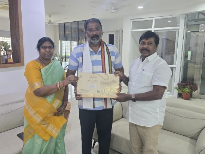 మంత్రిని కలిసిన ఎమ్మెల్యే దంపతులు