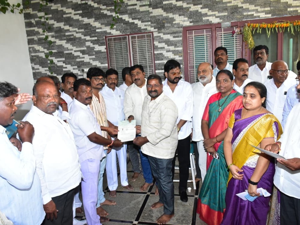 చెక్కులను పంపిణీ చేసిన ఎమ్మెల్సీ