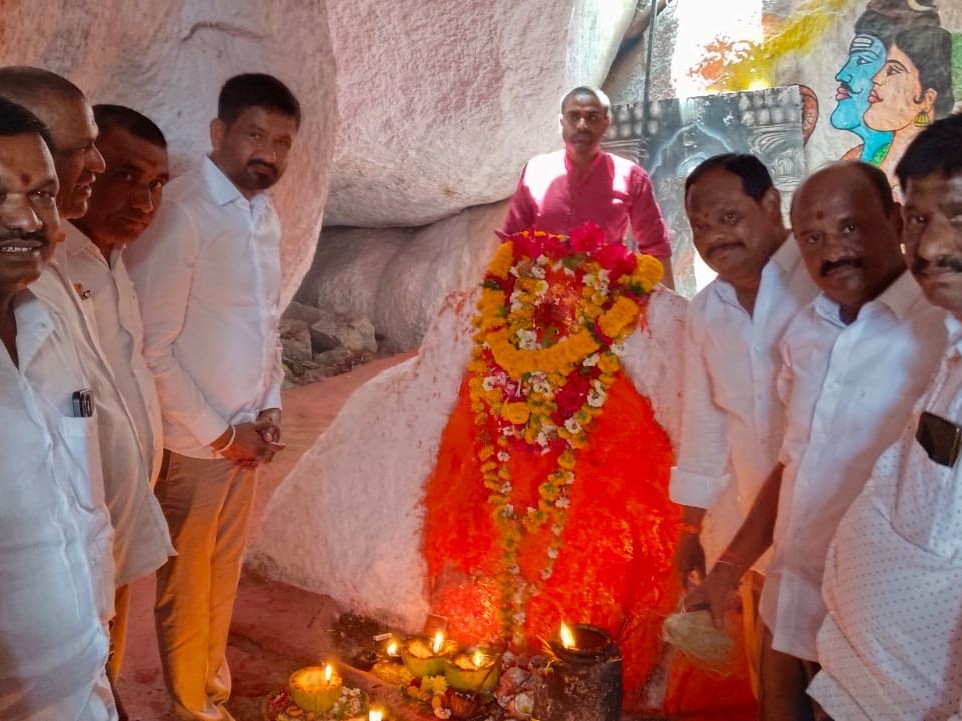 కాలభైరవ ఆలయంలో పూజలు నిర్వహించిన వైస్ ఛైర్మన్