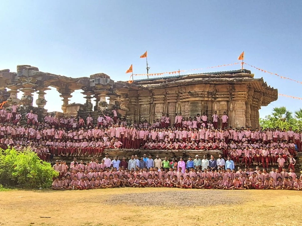 కోటగుళ్లను సందర్శించిన ఎంజేపీ విద్యార్థులు